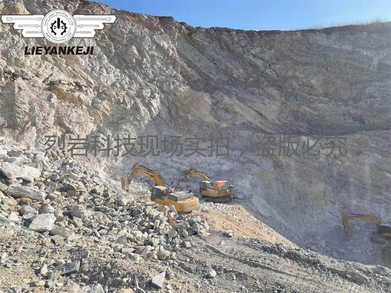 烈巖科技硬巖劈裂機出征大西北